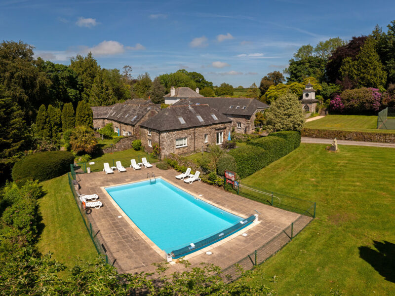 Deer Park Cottage next to heated outdoor swimming pool