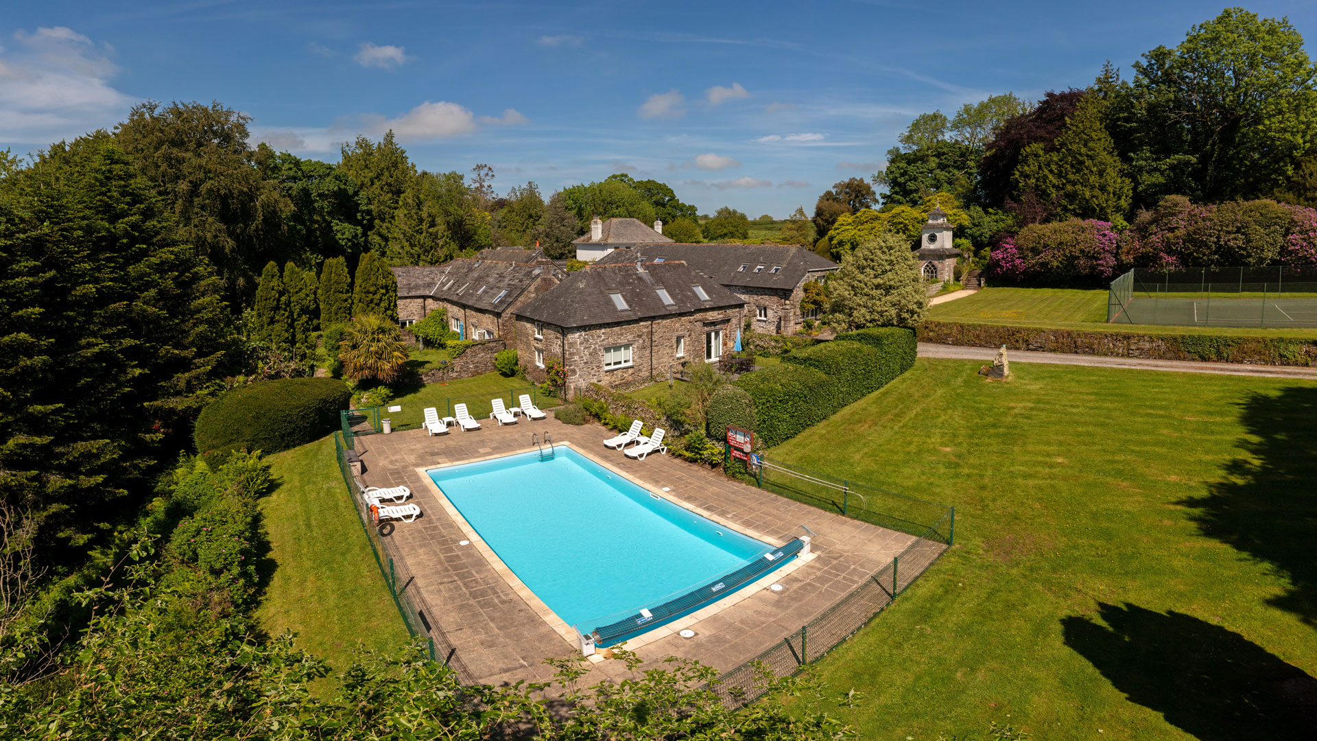 Deer Park Cottage next to heated outdoor swimming pool