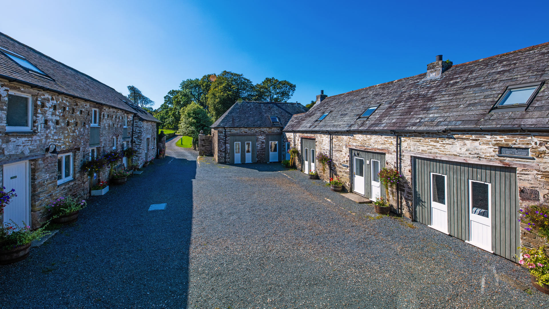 Treworgey Manor Holiday Cottages - Communal Courtyard