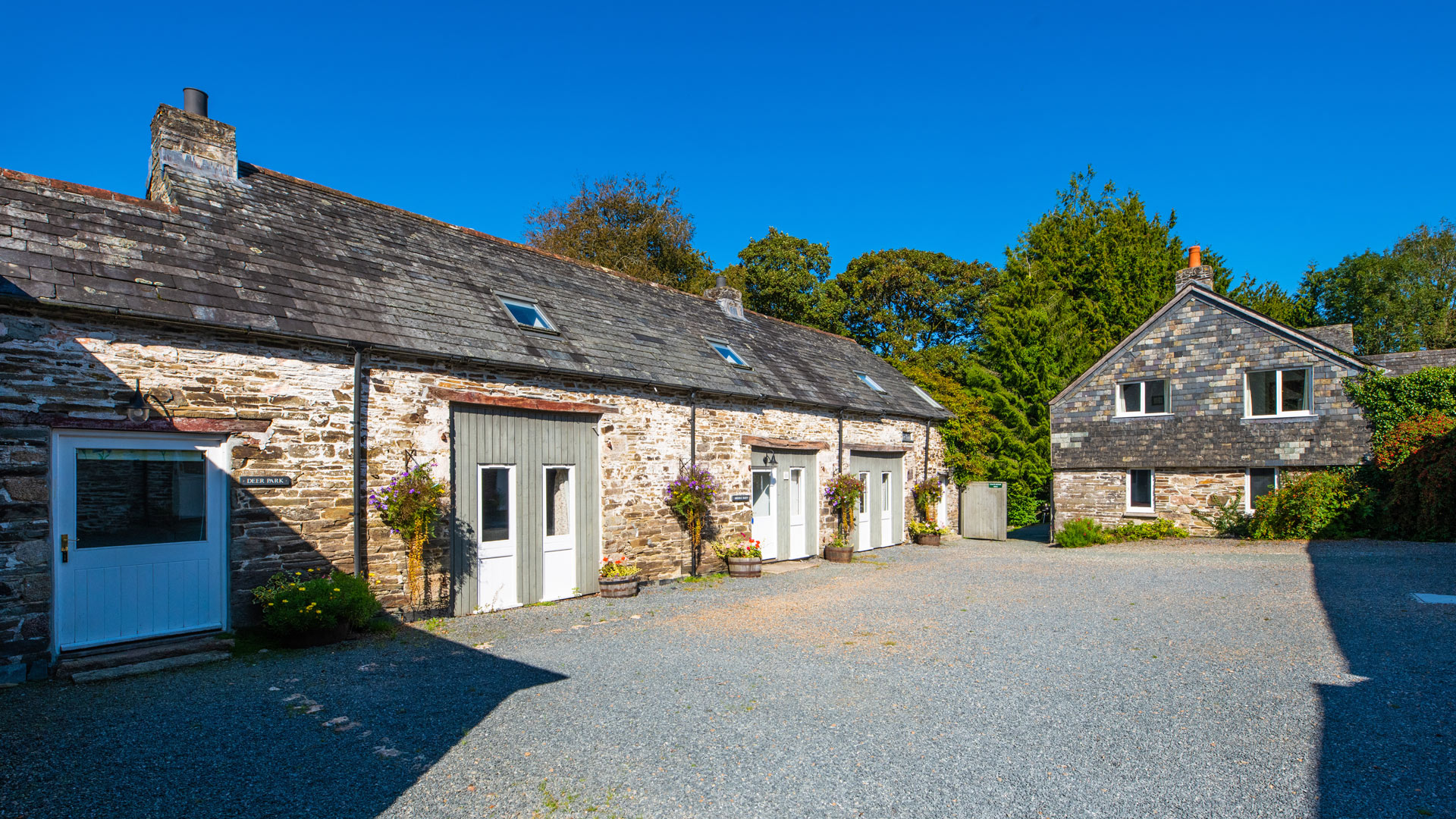 Treworgey Manor Holiday Cottages - Communal Courtyard